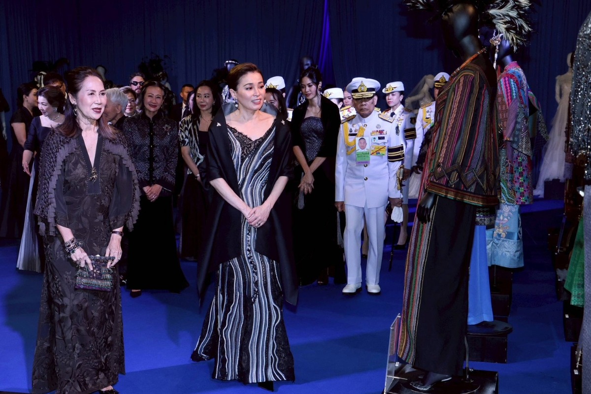 พระราชินี เสด็จฯ งานแสดงแฟชั่นโชว์ 45 ปี ห้องเสื้อพิจิตรา