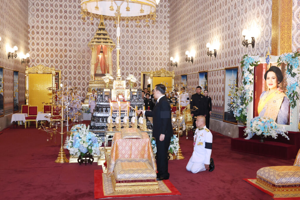 ในหลวง-พระราชินี 