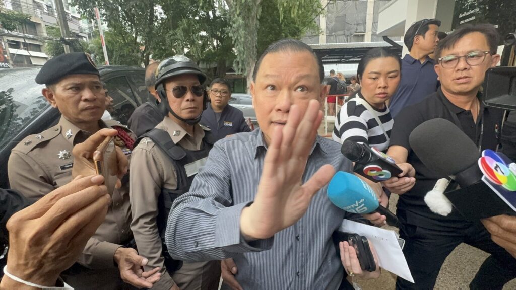 สันธนะ ประยูรรัตน์