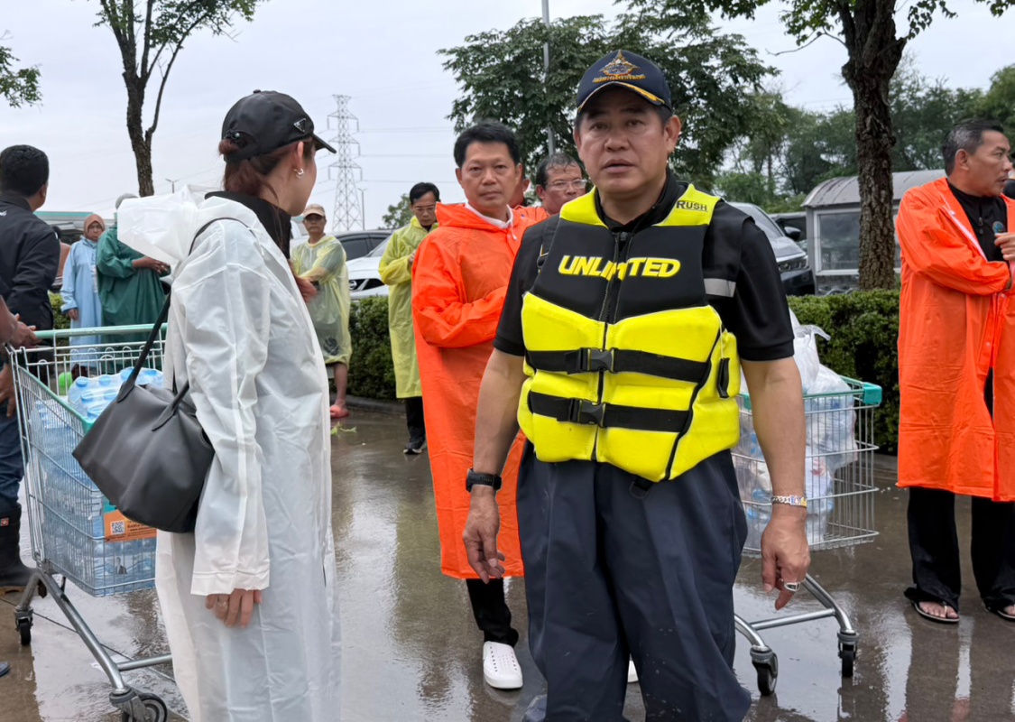 ธรรมนัส เผยน้ำท่วมสงขลาเริ่มคลี่คลาย เตรียมปล่อยไฟเขตปลอดภัย-แก้ระบบสื่อสาร