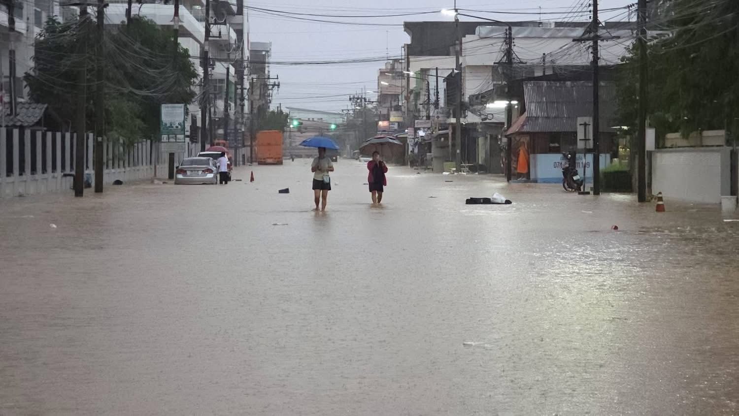 หาดใหญ่ ฝนถล่มหนักในรอบหลายปี เทศบาล “ยกธงแดง” 103 ชุมชน