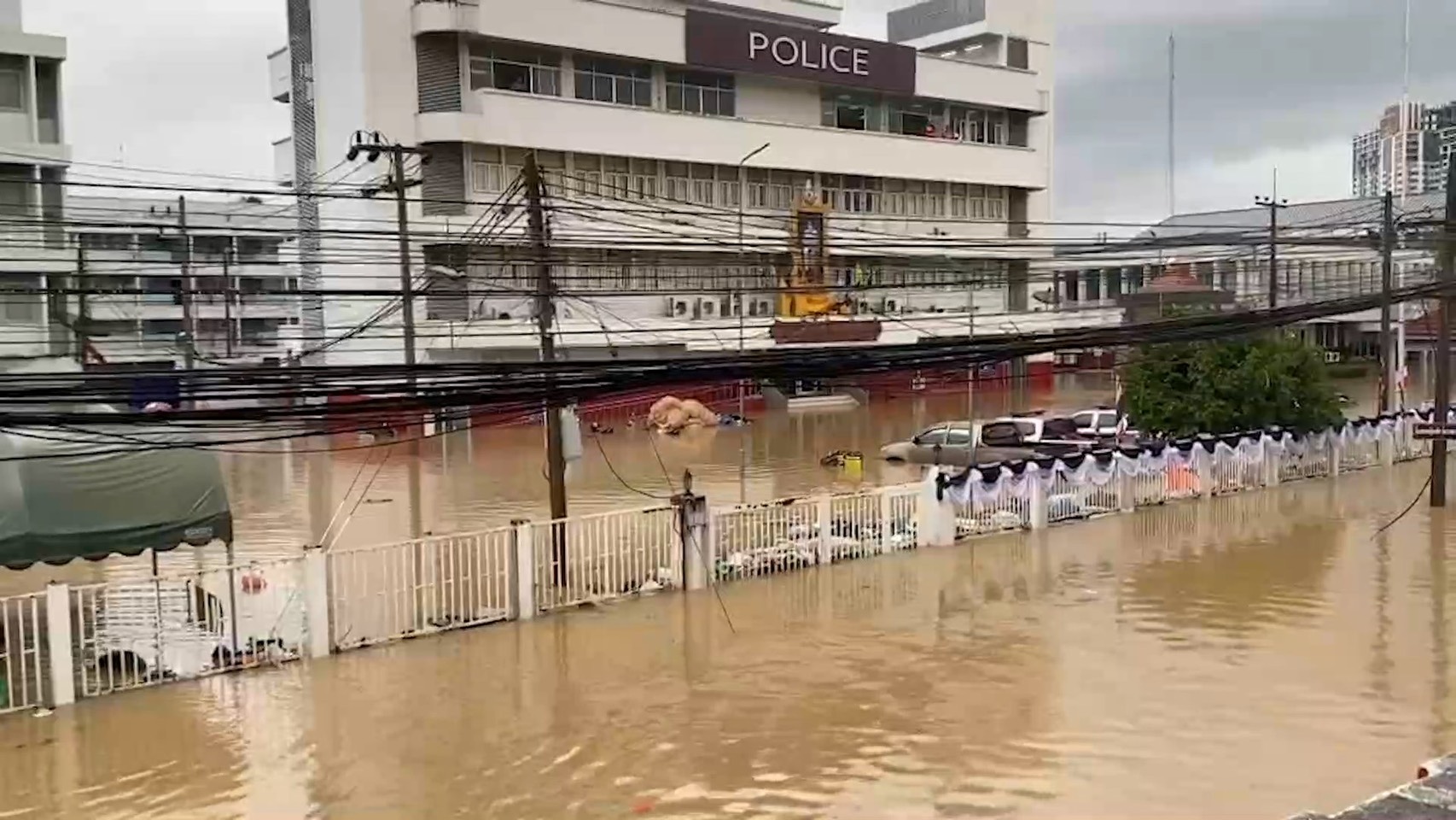 หาดใหญ่ เช้านี้วิกฤตหนัก มวลน้ำก้อนใหญ่ทะลักระลอกสอง เด็ก-คนชรา ติดบนหลังคาเพียบ