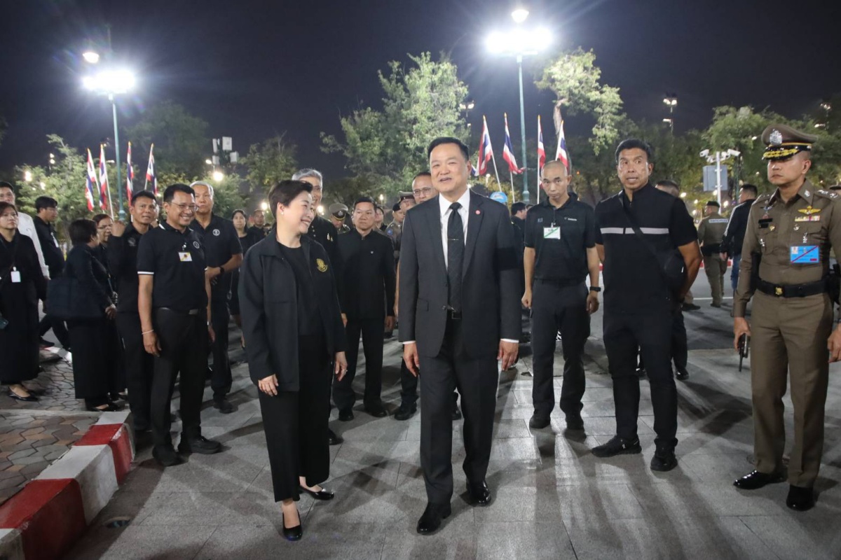 นายกฯ ตรวจจุดบริการ ปชช.ที่สนามหลวง ชื่นชม กทม.บริหารจัดการดี