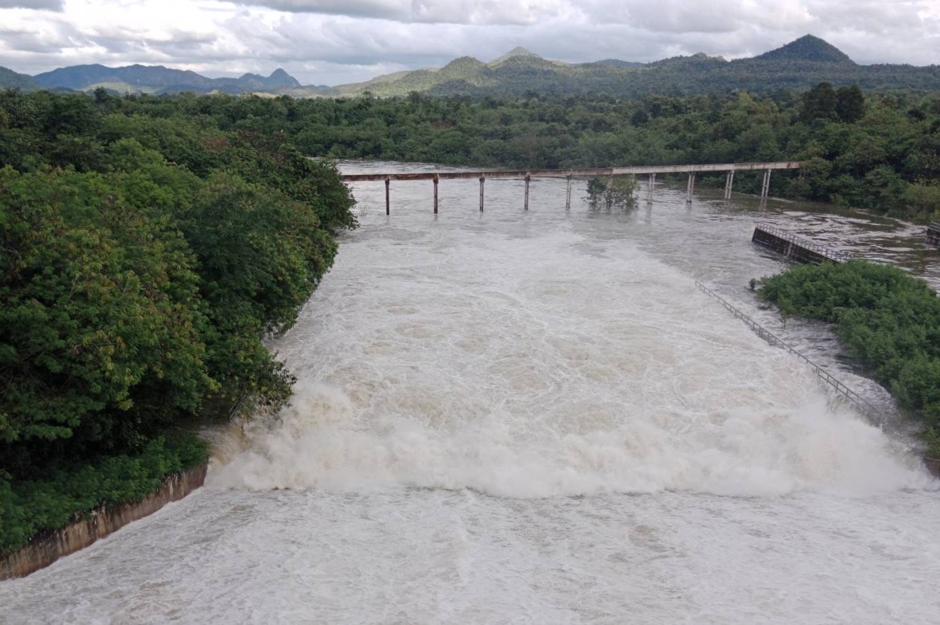ฝนถล่มสุโขทัยอ่วม กรมชลประทานเร่งระบายหลังน้ำล้นสปิลเวย์หลายอ่าง