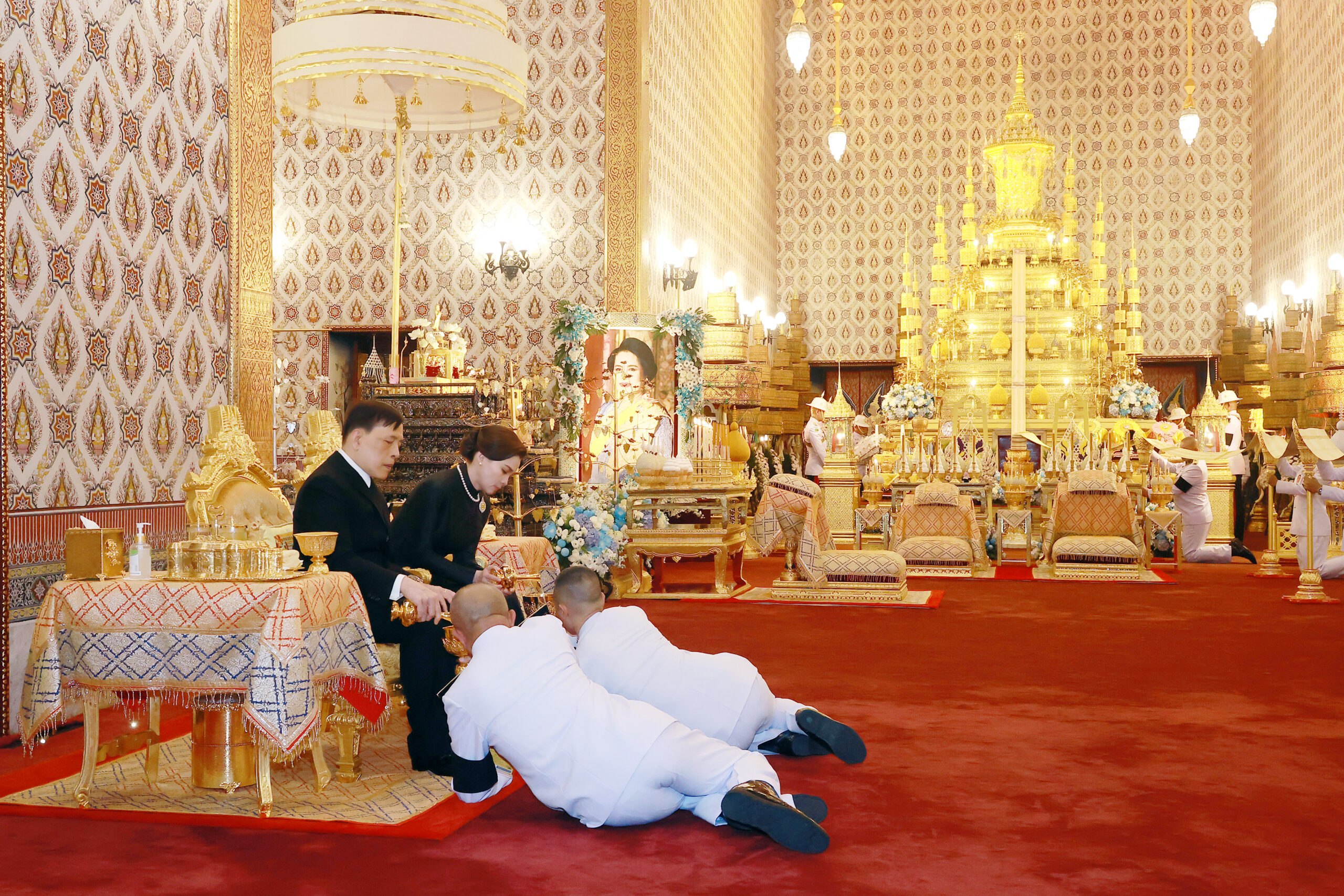 ในหลวง-พระราชินี เสด็จฯไปทรงบำเพ็ญพระราชกุศลพระบรมศพ “พระบรมราชชนนีพันปีหลวง”