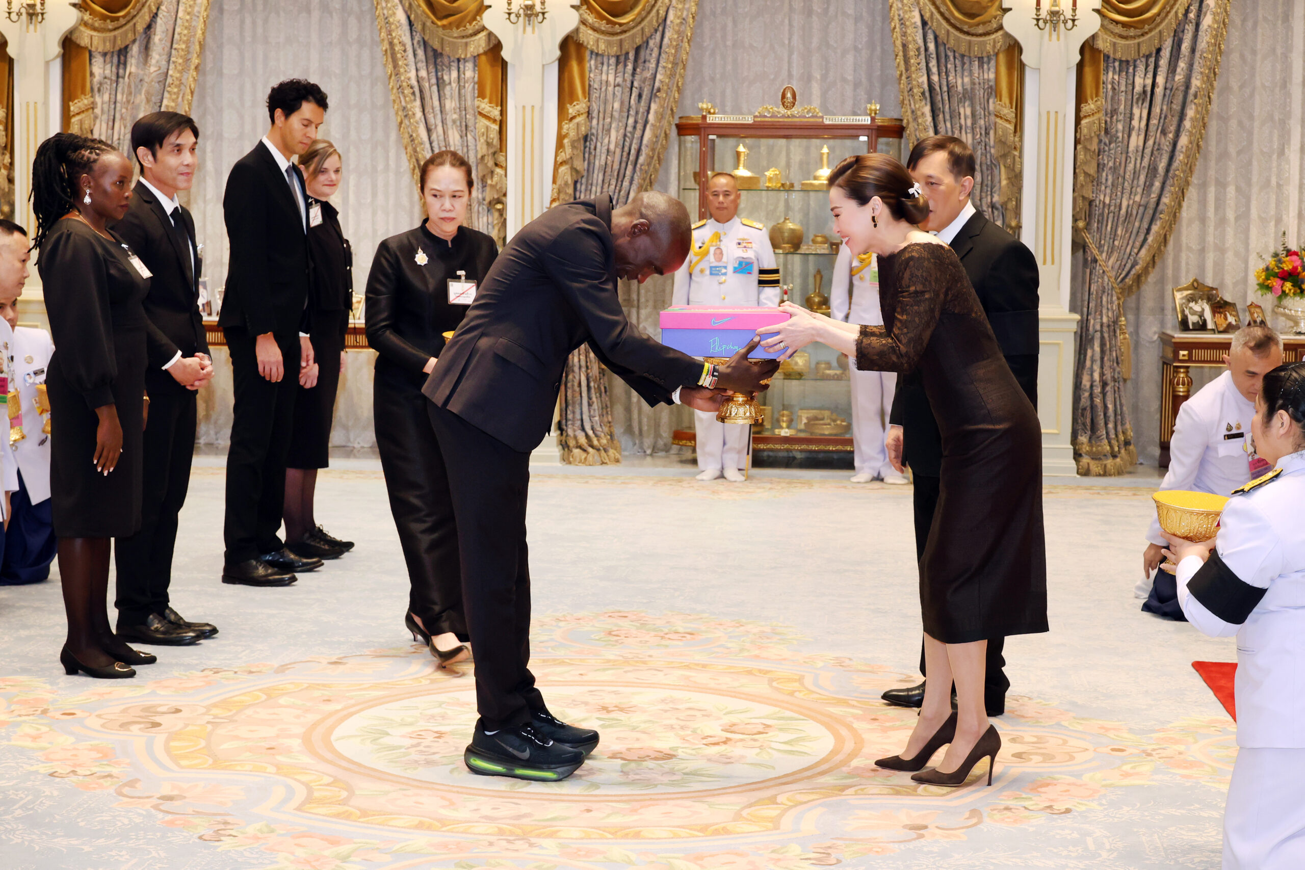 ในหลวง พระราชินี พระราขทานพระบรมราชวโรกาสให้ “เอเลียด คิปโชเก” เฝ้าฯ