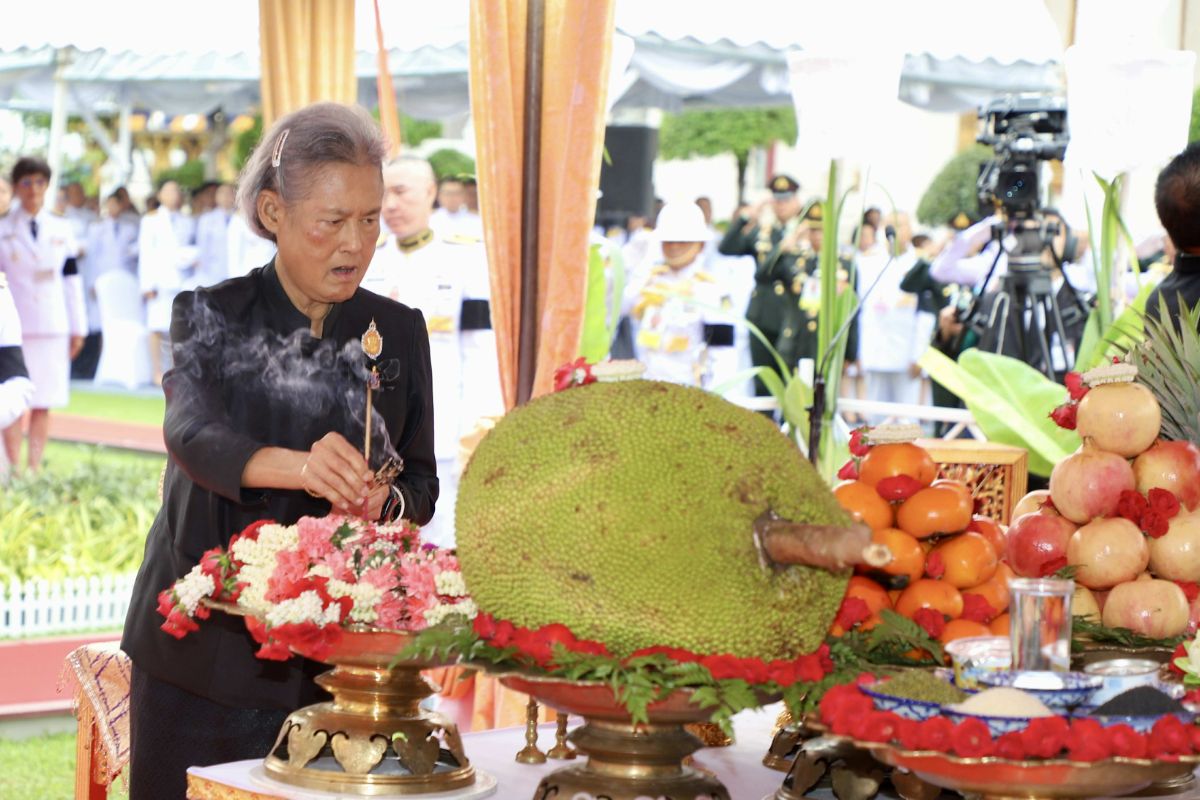 กรมสมเด็จพระเทพฯ ทรงประกอบพิธีบวงสรวงเพื่อบูรณปฏิสังขรณ์ราชรถ พระยานมาศ ใช้ในการพระราชพิธีถวายพระเพลิงพระบรมศพ พระพันปีหลวง