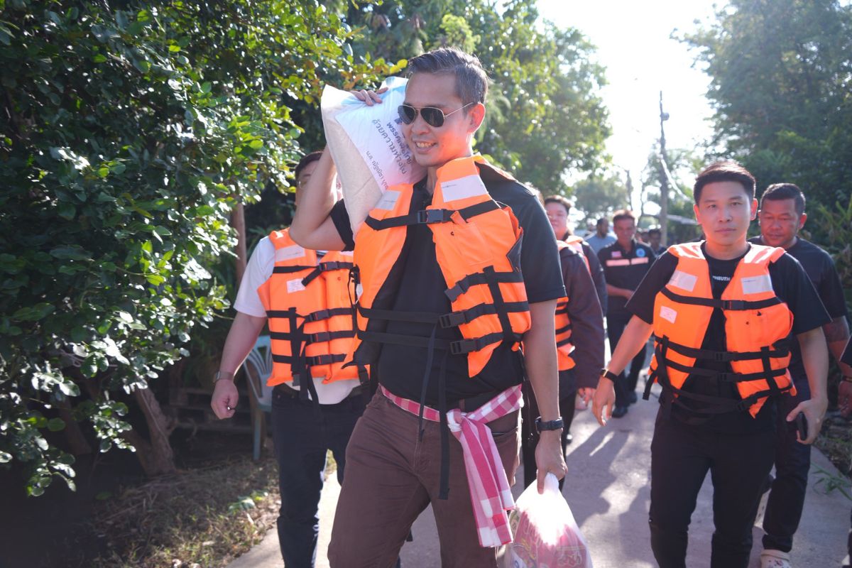 “เพื่อไทย” เร่งช่วยเหลือผู้ประสบภัยน้ำท่วมอยุธยา