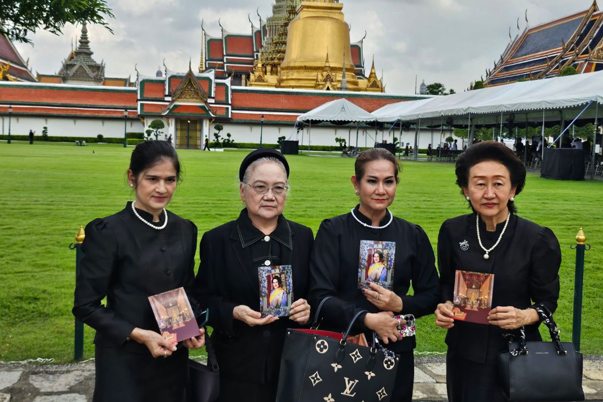 ดาราอาวุโสเข้าลงนาม ถวายความอาลัย “พระบรมราชชนนีพันปีหลวง”