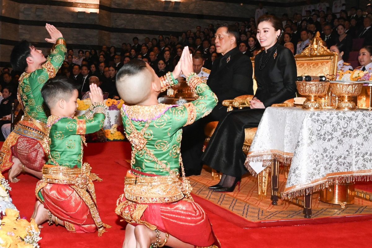 ในหลวง-พระราชินี ทอดพระเนตร เสด็จทอดพระเนตรโขน ตอน “สัตยาพาลี” สืบสานพระราชปณิธาน “พระพันปีหลวง”
