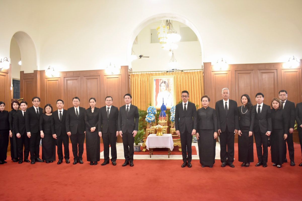 “สาระ ล่ำซำ” นำคณะเข้าถวายสักการะพระบรมศพ สมเด็จพระพันปีหลวง
