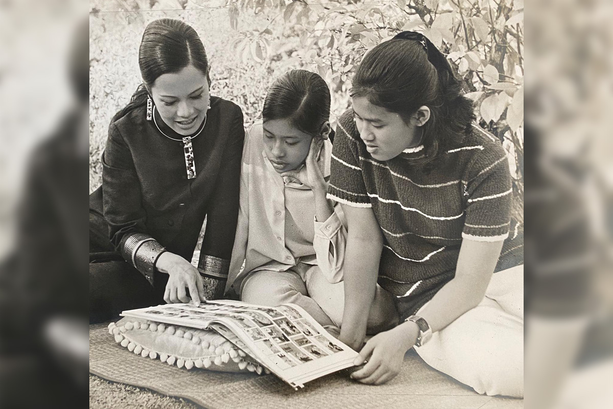 พระราชทานหนังสือ ‘สมเด็จแม่กับการศึกษา’