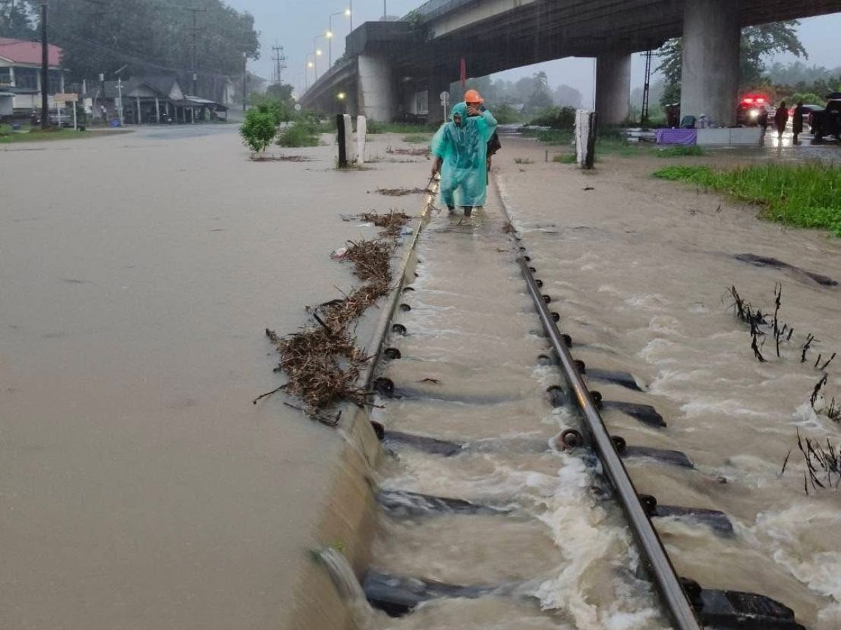 ภาคใต้ฝนถล่ม สุราษฎร์ฯ อ่วมแล้ว 7 อำเภอ ร.ฟ.ท.สั่งปิดเส้นทางเดินรถบางช่วง