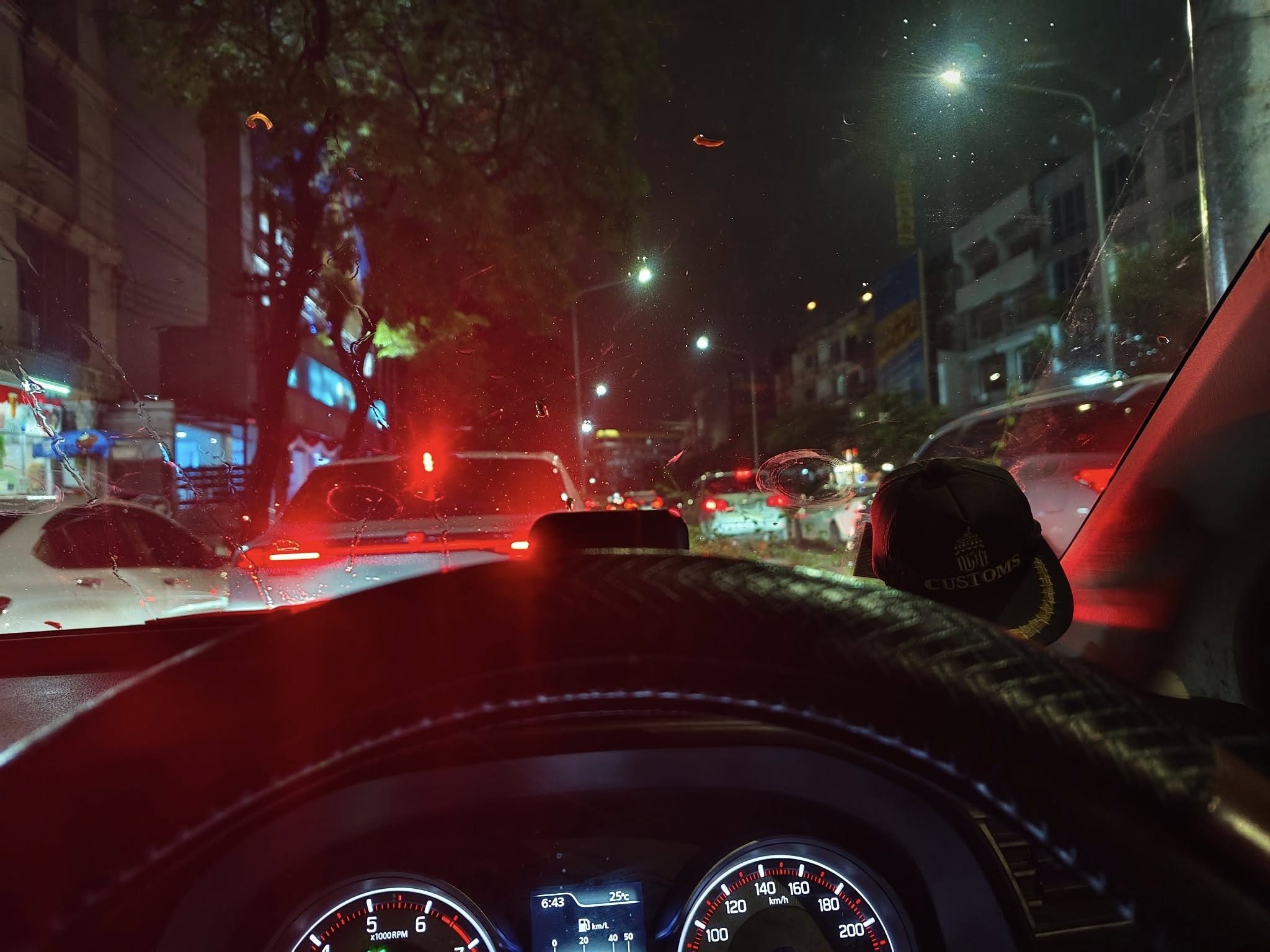 ฝนถล่มเย็นวันจันทร์ กรุงเทพอ่วม น้ำท่วม-รถติดหลายเส้นทาง