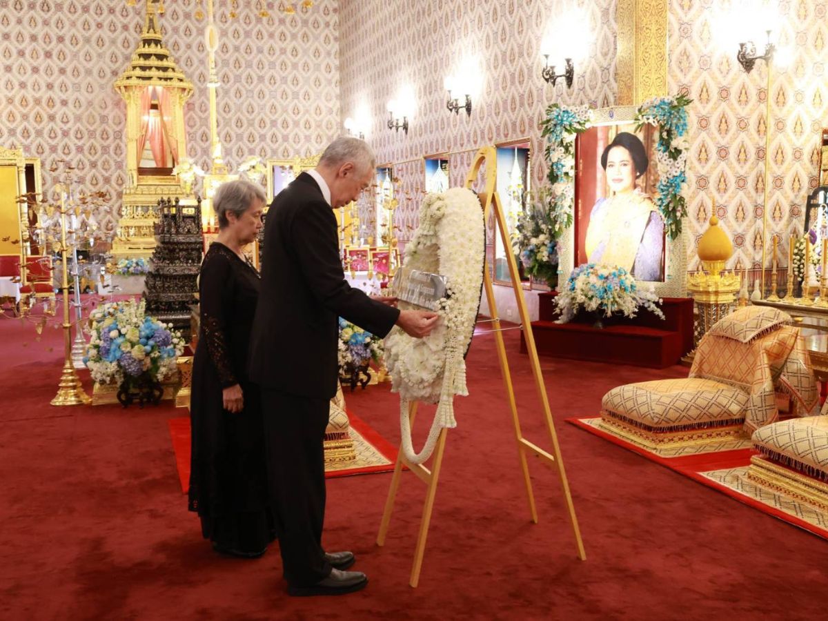รมว.กต.สหรัฐฯ และลี เซียนลุง อดีตนายกฯ สิงคโปร์ ร่วมลงนามถวายความอาลัย