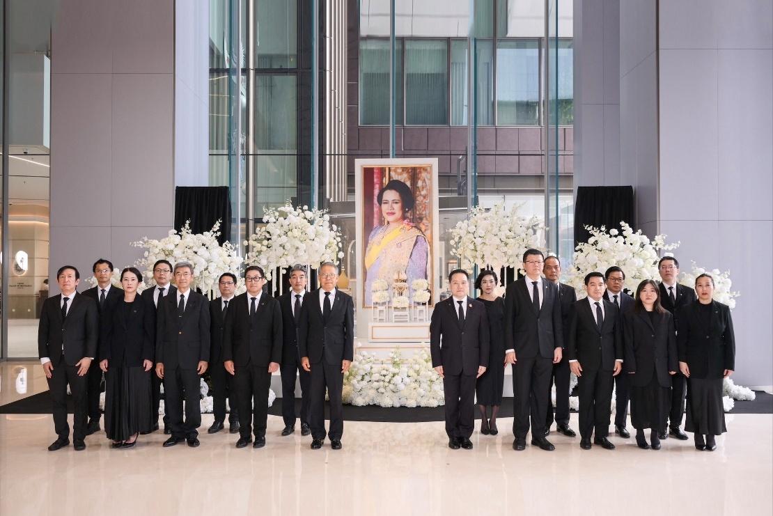วัน แบงค็อก น้อมถวายความอาลัยเบื้องหน้าพระฉายาลักษณ์ พระบรมราชชนนีพันปีหลวง
