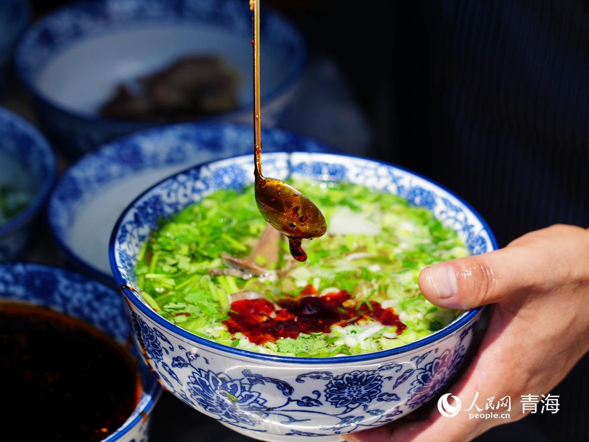 ‘บะหมี่ฮว่าหลง’ ก๋วยเตี๋ยวหนึ่งชาม พลิกชีวิตคนทั้งอำเภอ