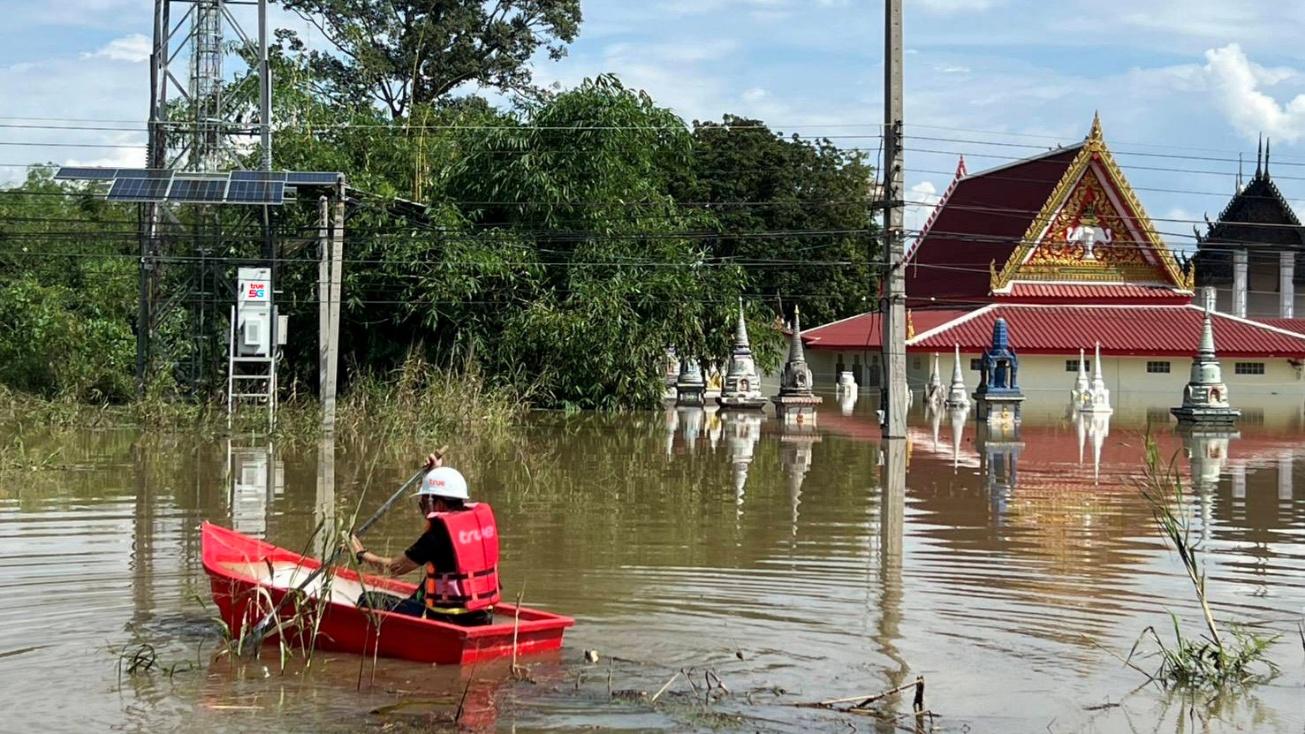 ทรู คอร์ปอเรชั่น ลุยน้ำท่วมดูแลสถานีฐานสิงห์บุรี หนุนสัญญาณ 5G, 4G คงคุณภาพต่อเนื่อง
