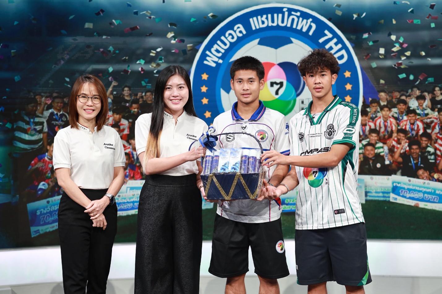 Arotika ร่วมแสดงความยินดีกับเยาวชนสุดฮอต ในรายการ “สนามข่าวกีฬา” 