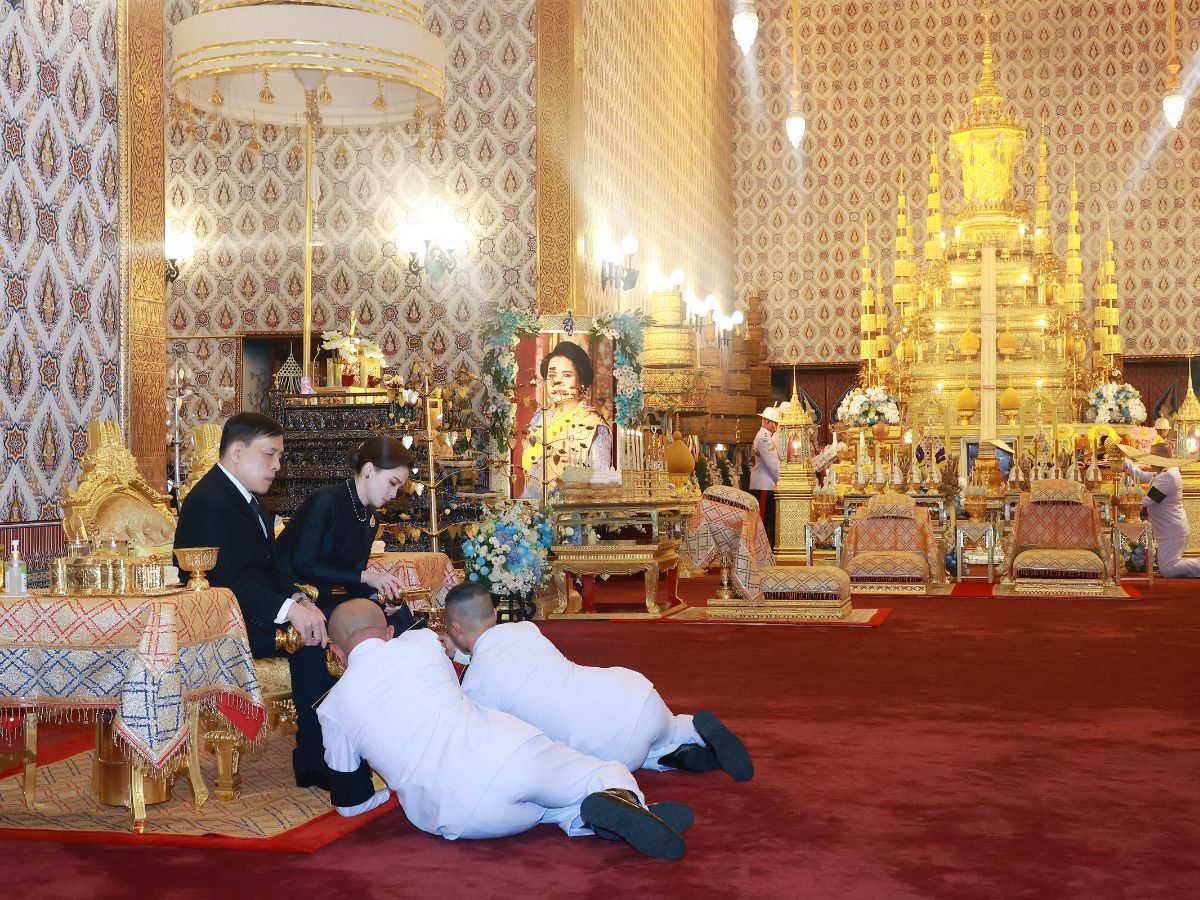 ในหลวง-พระราชินี เสด็จฯ ไปทรงบำเพ็ญพระราชกุศลพระบรมศพ “พระบรมราชชนนีพันปีหลวง”