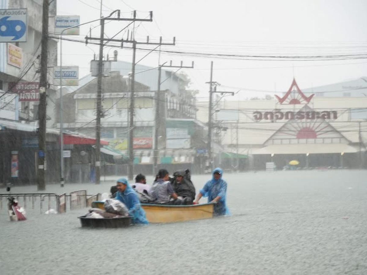 ยะลา ย่านเศรษฐกิจจมบาดาล ฝนตกหนักต่อเนื่อง สั่งระดมเรือเร่งอพยพ