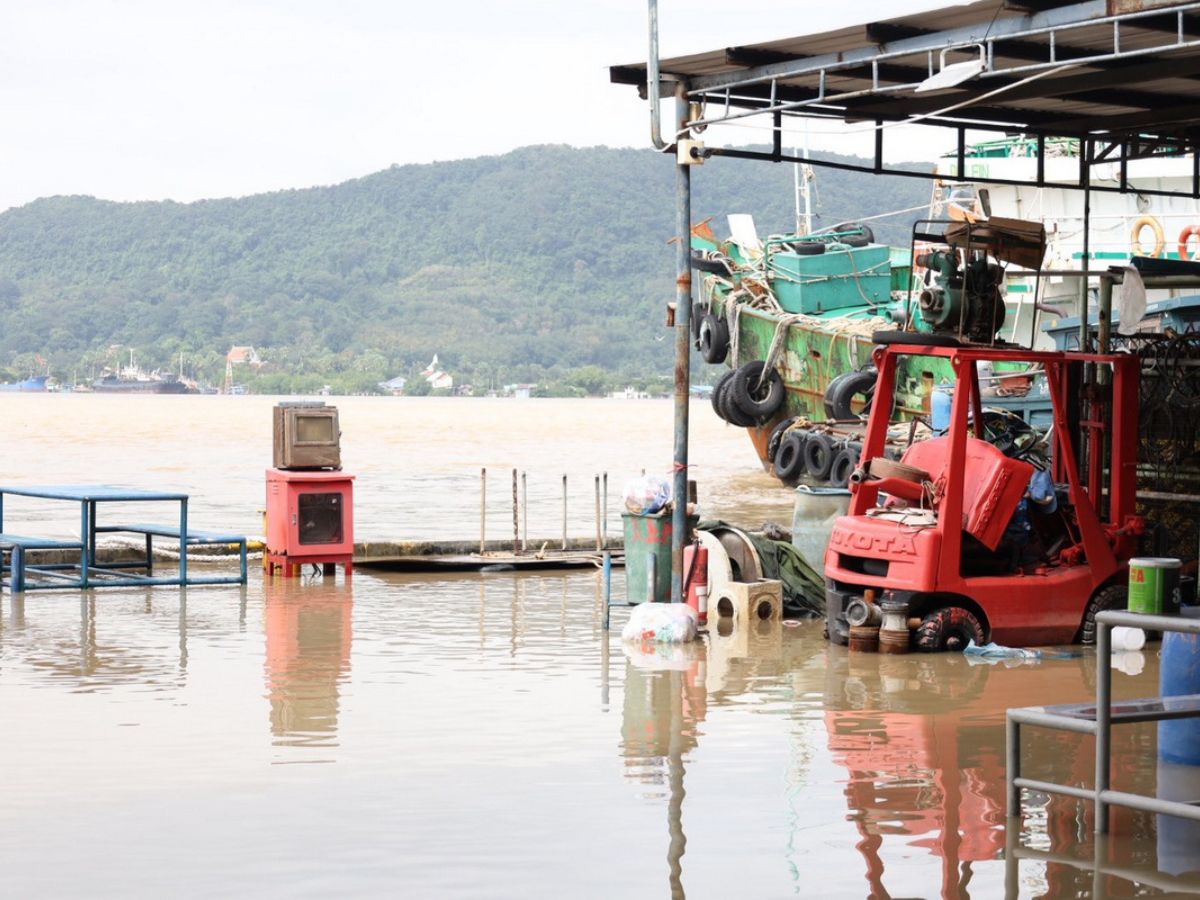 ‘เมืองเก่าสงขลา’ น้ำทะเลหนุนสูง ทำบ้านเรือน-ร้านค้าพังเสียหาย การท่องเที่ยวชะงัก