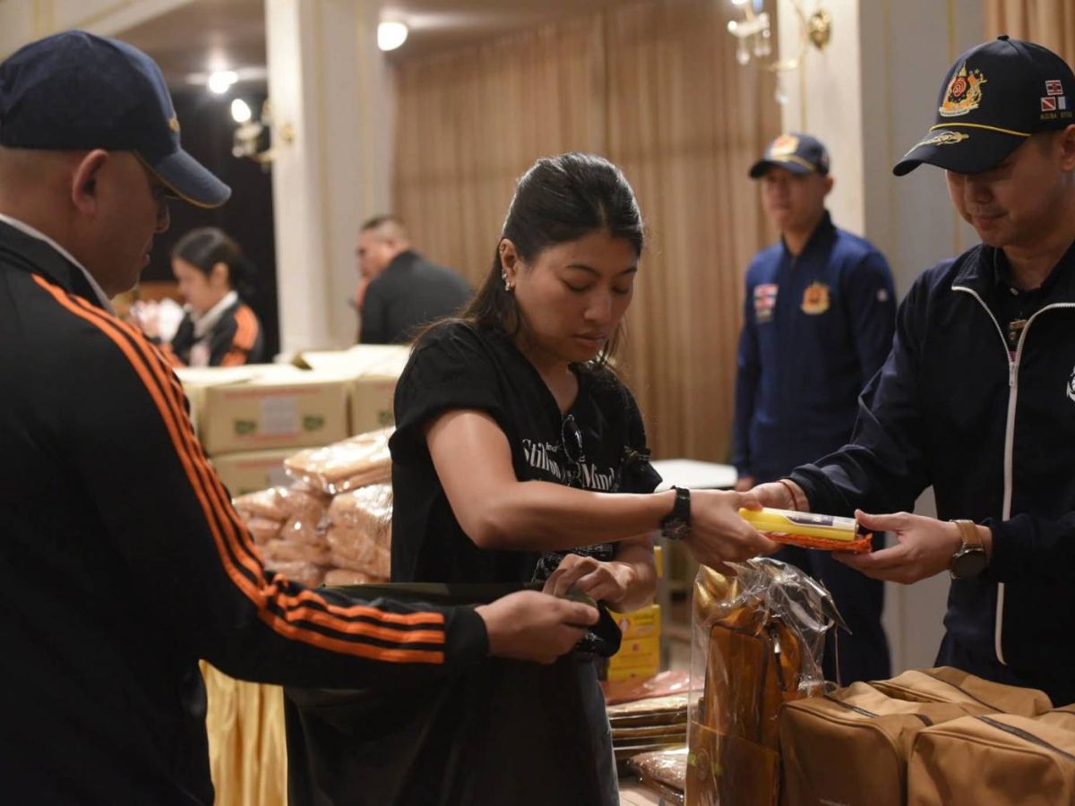 เจ้าฟ้าสิริวัณณวรี ฯ ทรงบรรจุถุงยังชีพพระราชทานเพื่อผู้ประสบอุทกภัย