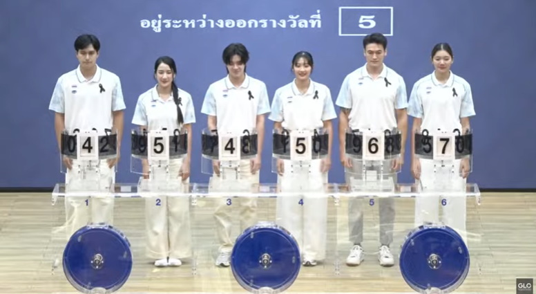 ผู้ช่วยหมุนการออกรางวัล นักกีฬาทีมชาติไทย