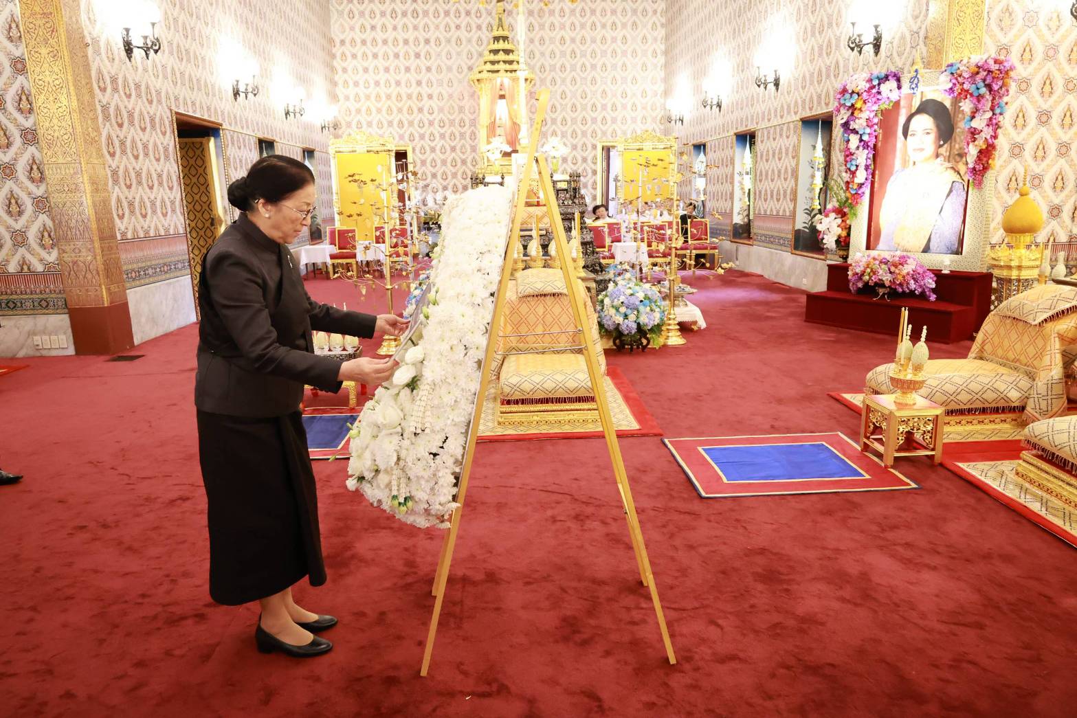รองประธาน สปป.ลาว วางพวงมาลา ถวายสักการะ พระบรมศพพระพันปีหลวง