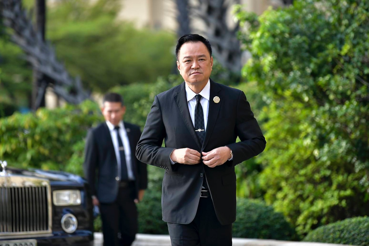 อนุทิน ทูลเกล้าฯ พระราชกฤษฎีกายุบสภาฯ ปิดช่อง ปชน.ยื่นอภิปรายไม่ไว้วางใจ