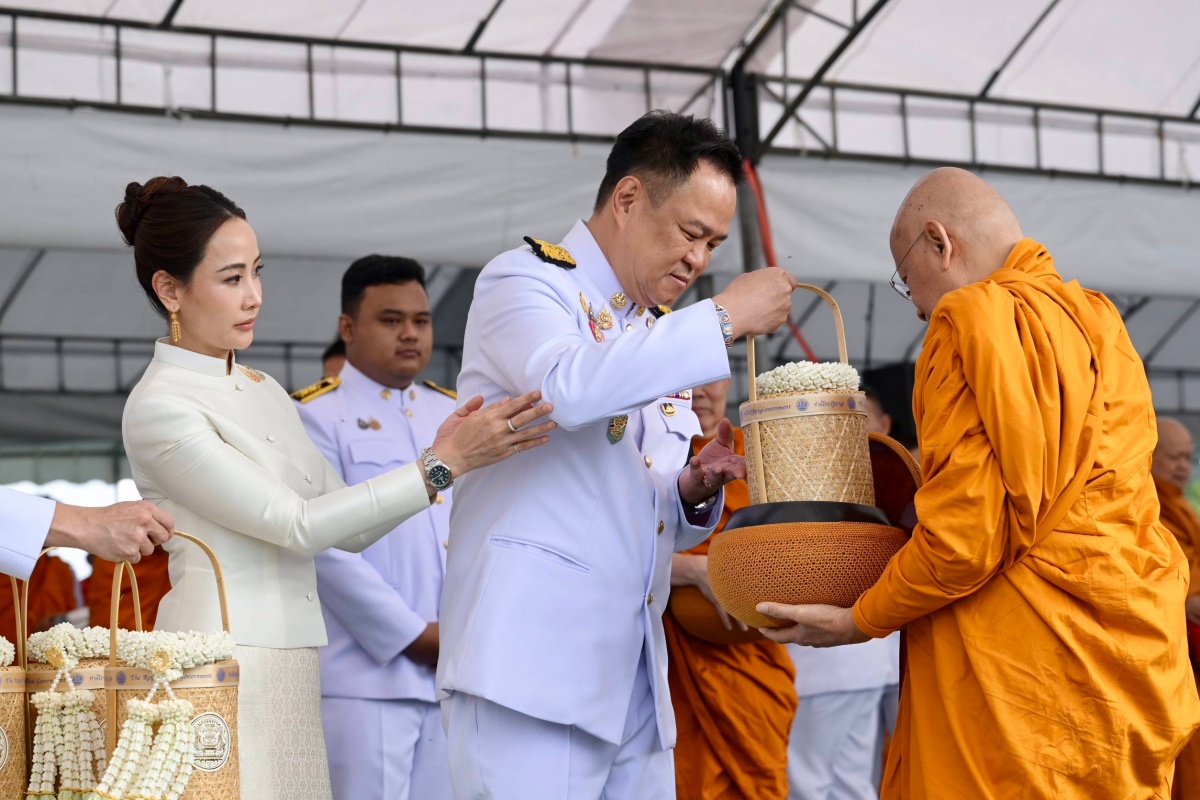นายกฯนำ ครม.ร่วมพิธีเจริญพระพุทธมนต์-ตักบาตร วันคล้ายวันพระบรมราชสมภพ ร.9