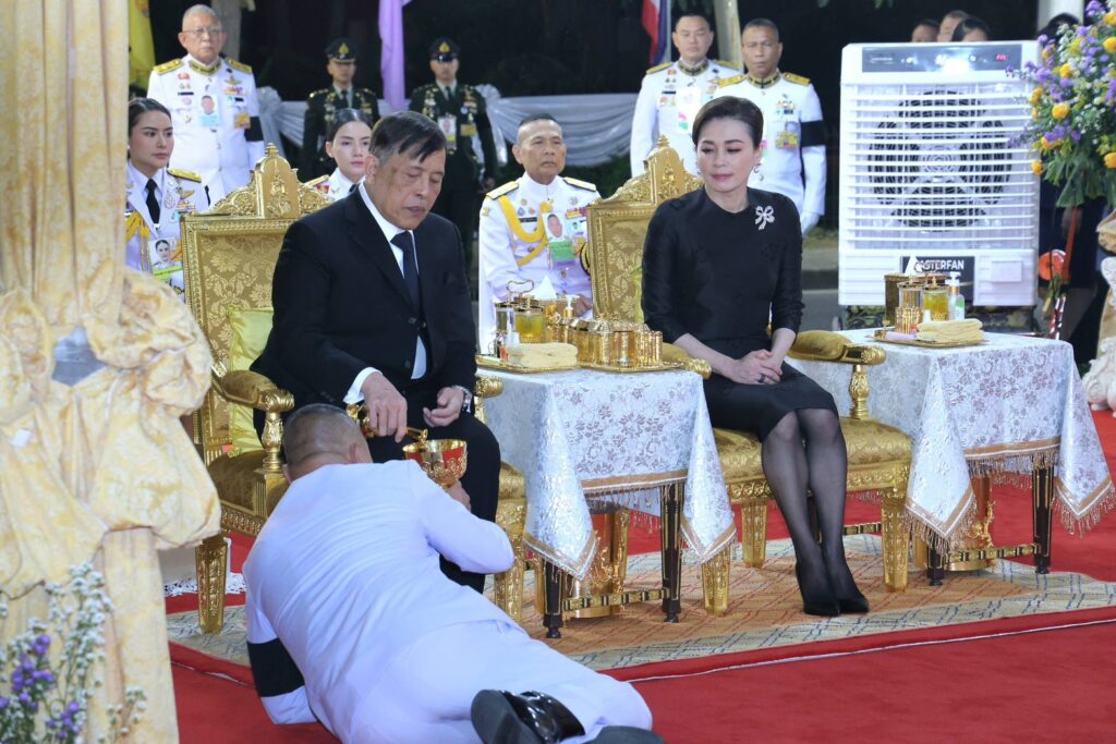 ในหลวง-พระราชินี
