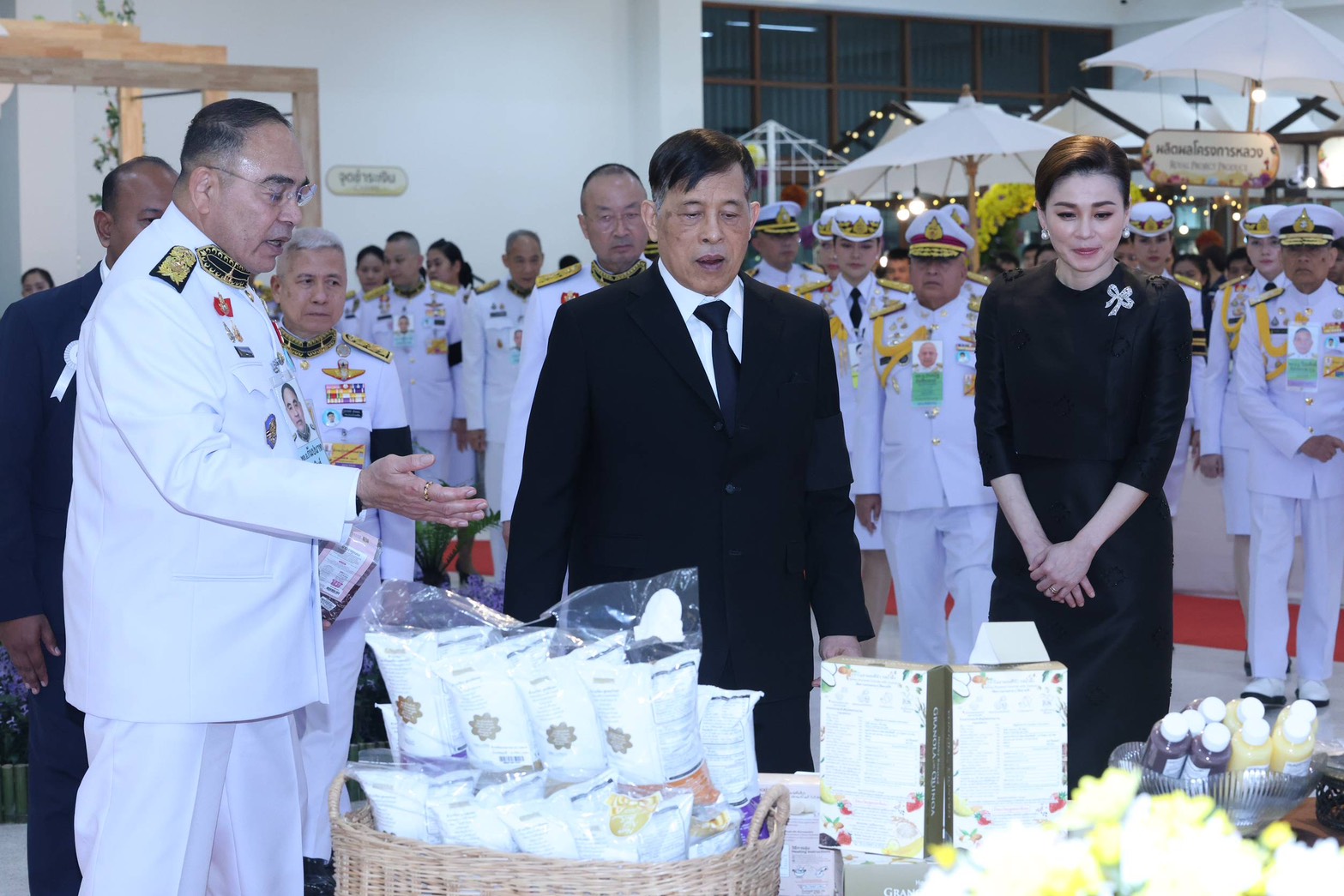 ในหลวง ทรงห่วงใยผู้ประสบอุทกภัย โปรดเกล้าฯ ตั้งโรงครัวพระราชทาน-ศูนย์พักพิง