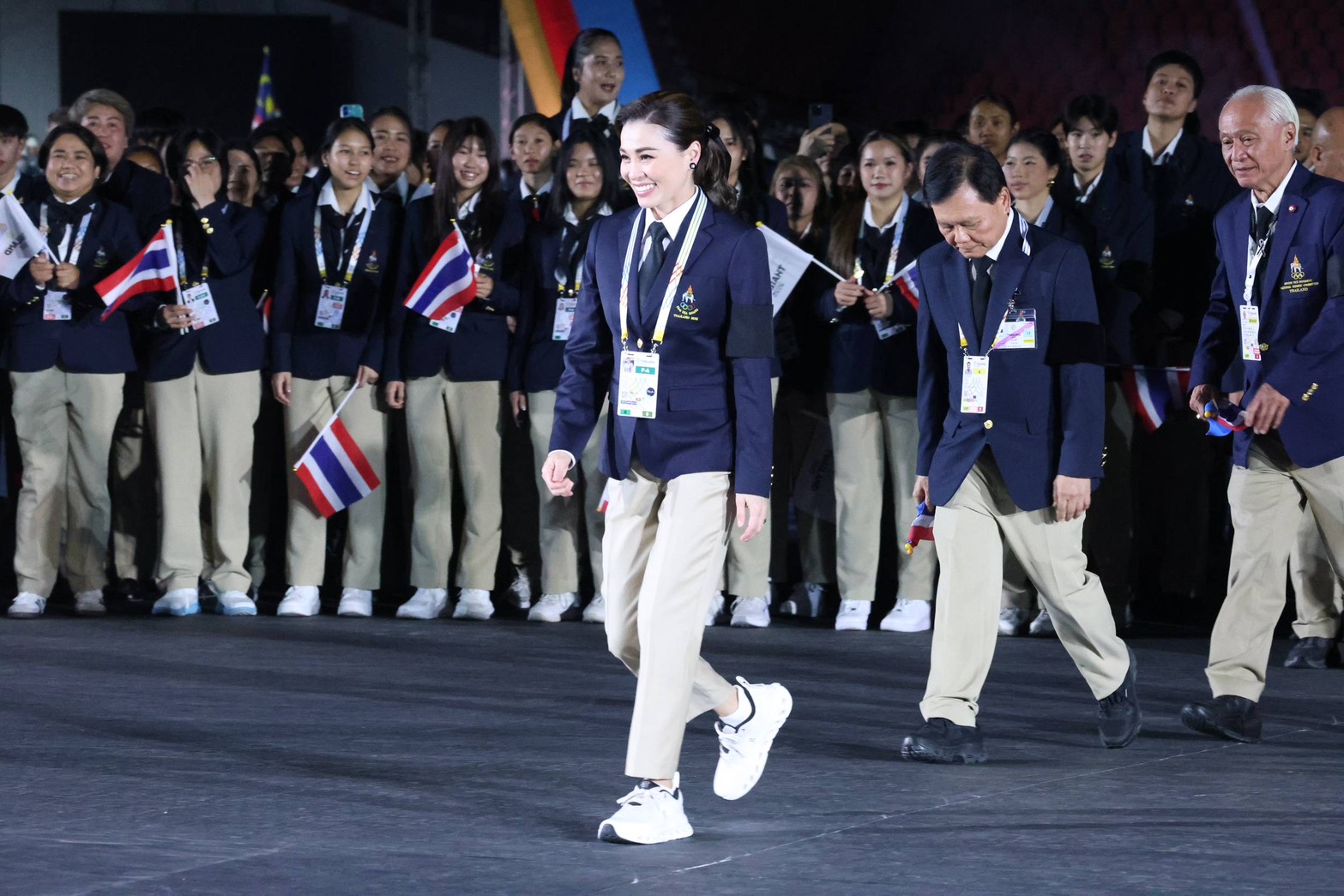 ในหลวง พระราชินี เสด็จฯ เปิดซีเกมส์ ทรงดำเนินนำนักกีฬาเข้าสู่สนาม