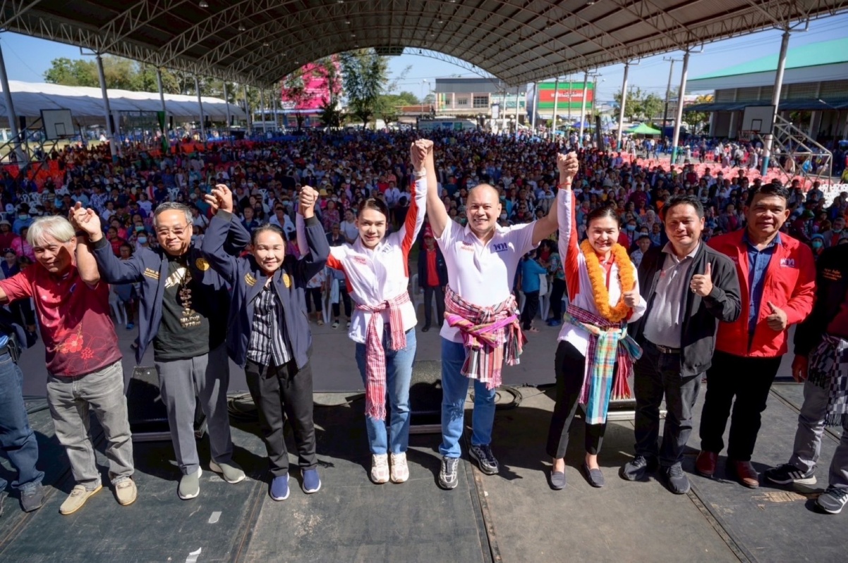 พท.ตั้งเวทีร้อยเอ็ด คนแห่ฟังนับหมื่น “เต้น” ปลุก ปชช.สู้ระบบน้ำเงินกินรวบ