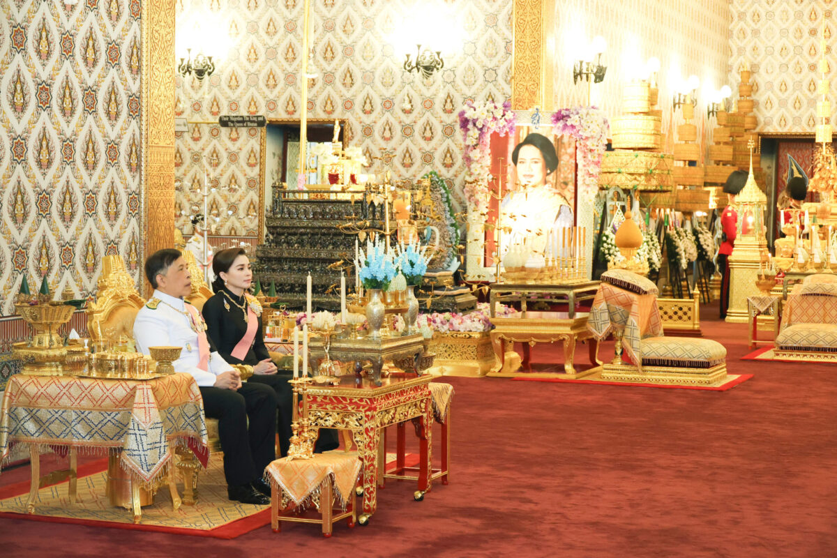 ในหลวง-พระราชินี ทรงบำเพ็ญพระราชกุศล 50 วัน ถวายพระบรมศพพระพันปีหลวง