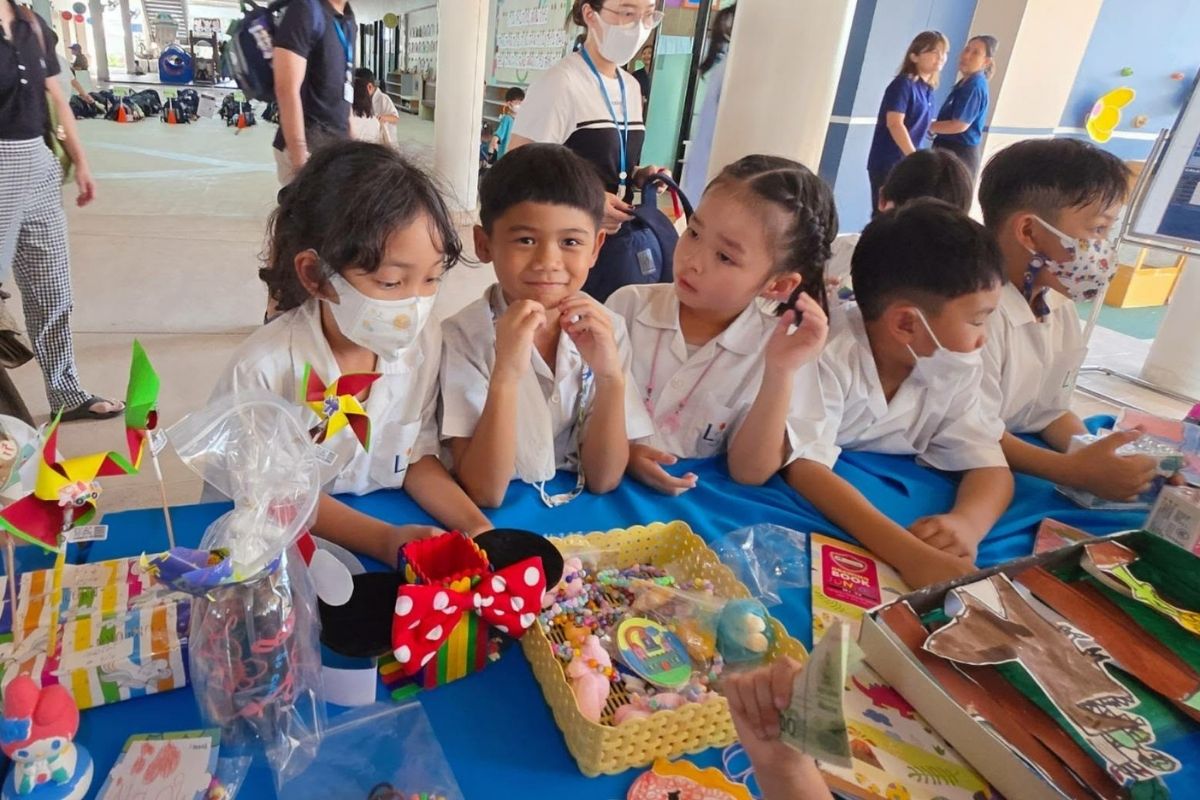 เด็กอนุบาล-ประถม สาธิตพัฒนา ขายงานฝีมือตัวเอง เปิดหมวก ระดมทุนได้กว่า 2 แสนช่วยหาดใหญ่