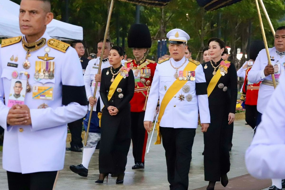 ในหลวง พระราชินี เสด็จฯ ถวายราชสักการะ พระบรมราชานุสาวรีย์ ร.9