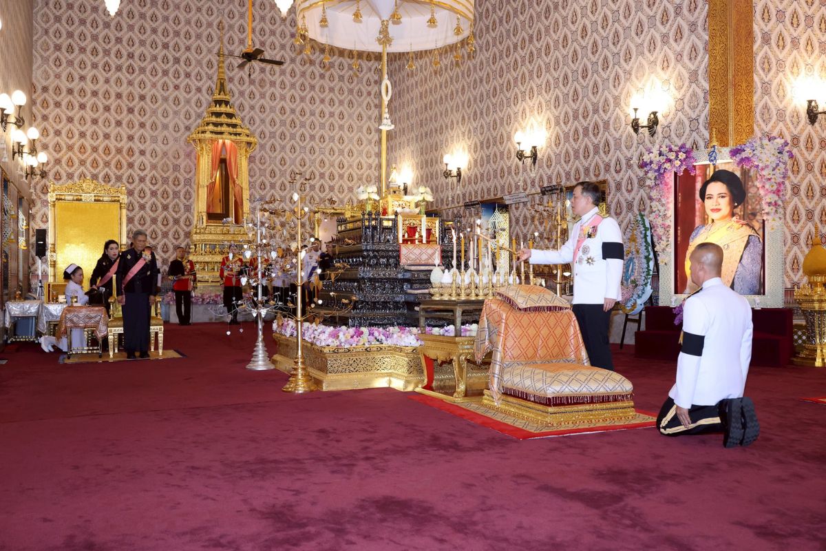 ในหลวง – พระราชินีเสด็จฯ ไปทรงบำเพ็ญพระราชกุศลปัญญาสัมวาร “พระบรมราชชนนีพันปีหลวง”