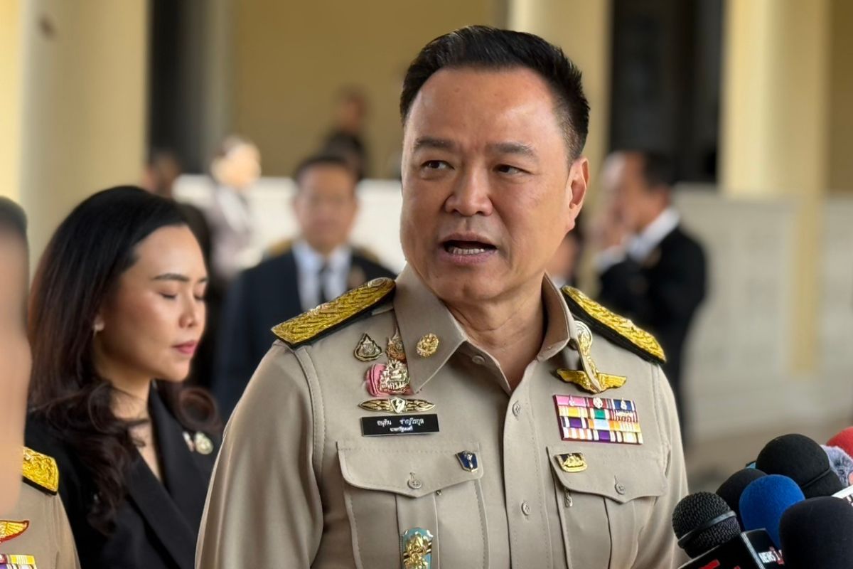 อนุทิน คาดเข็มขัดนิรภัย พร้อมเผชิญอุบัติเหตุการเมืองทุกสถานการณ์