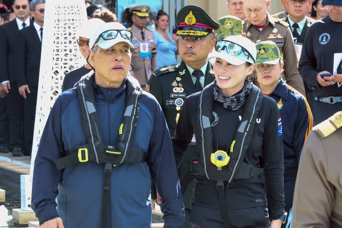 ในหลวง เสด็จฯไปส่ง พระราชินีร่วมแข่งขันเรือใบนานาชาติ ครั้งที่ 37
