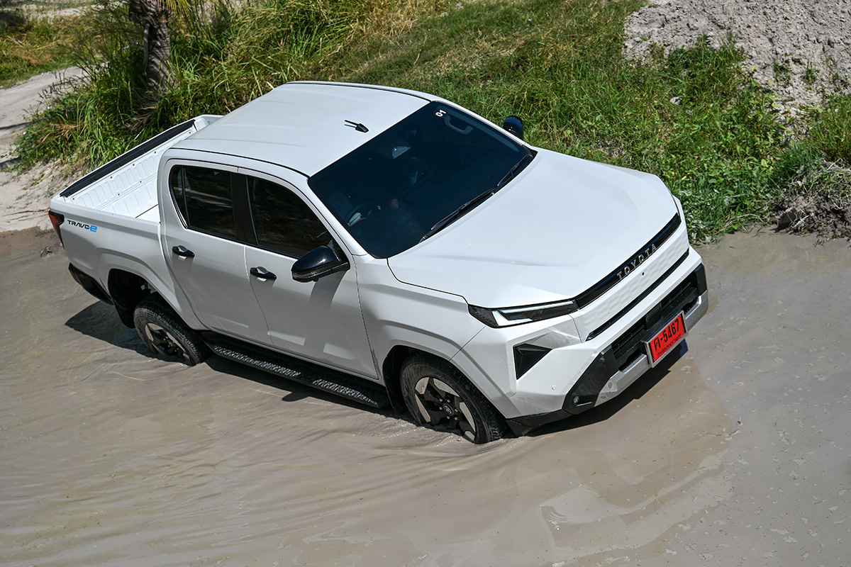 TOYOTA HILUX TRAVO-e