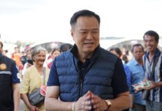 ‘อนุทิน’ลงพื้นที่จ.บุรีรัมย์ พบปะและให้กำลังใจประชาชนผู้อพยพ