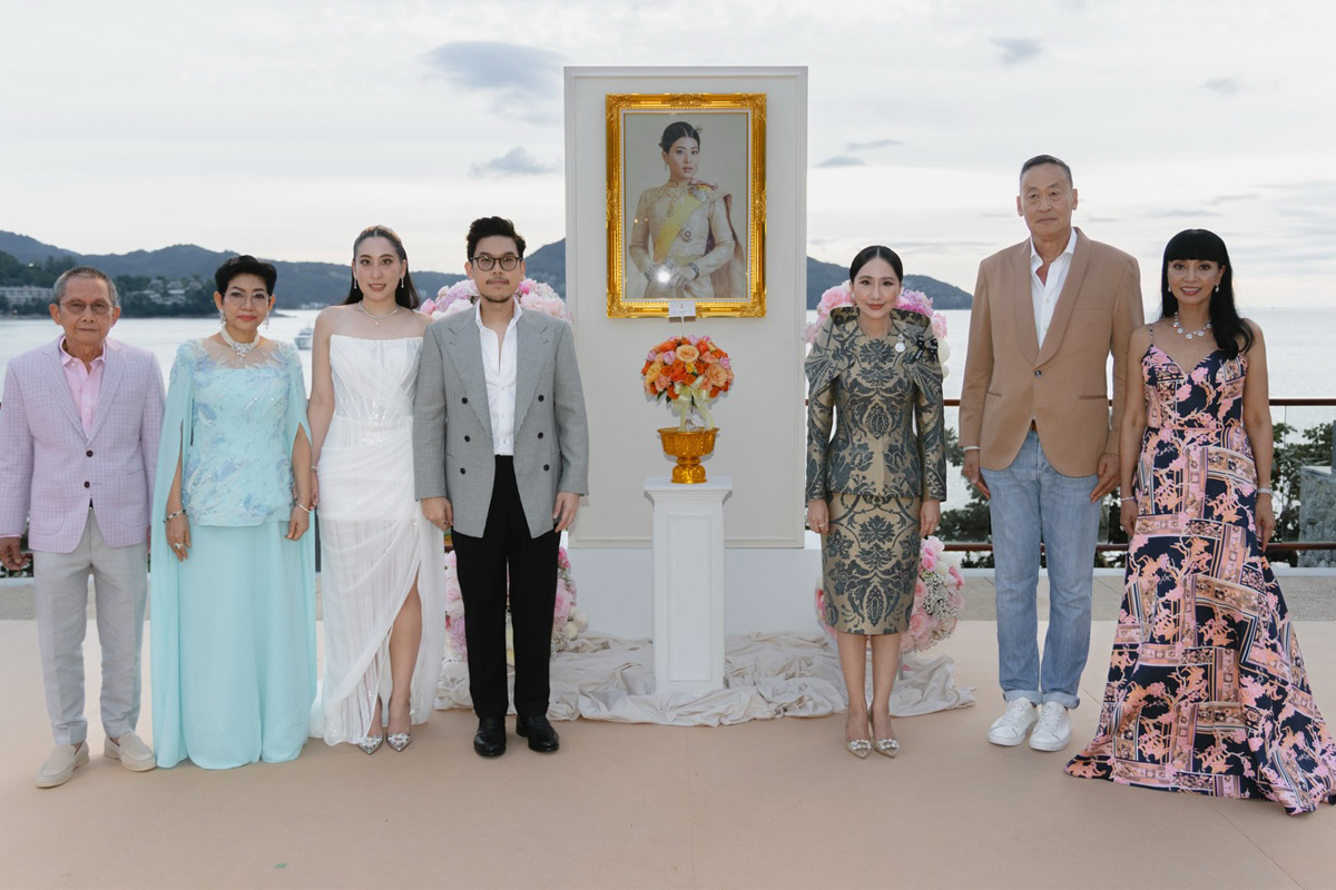 พระราชทานดอกไม้ ฉลองงานมงคลสมรส คู่บ่าวสาวคนรุ่นใหม่