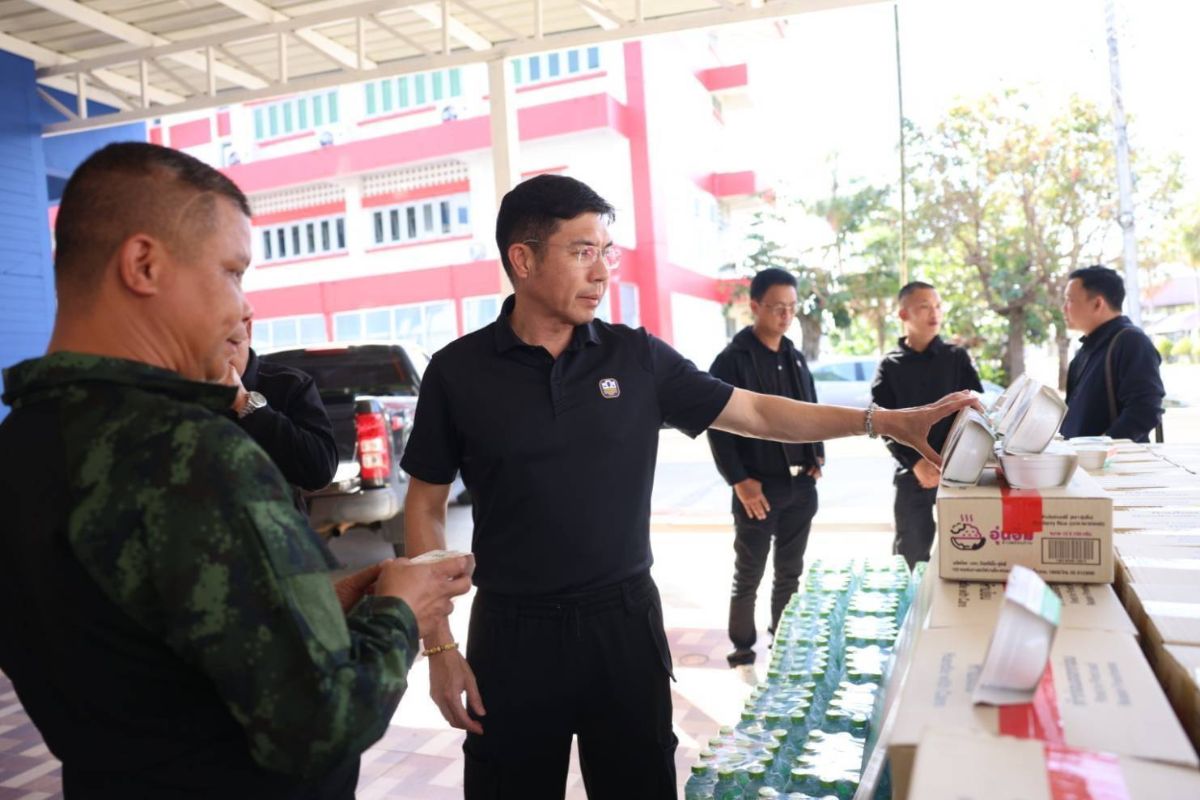 ธ.ก.ส. ลุยศรีสะเกษ–อุบลฯ ช่วยลูกค้าเหตุชายแดนไทย–กัมพูชา มอบสิ่งของ–เงินทุนซ่อมบ้าน