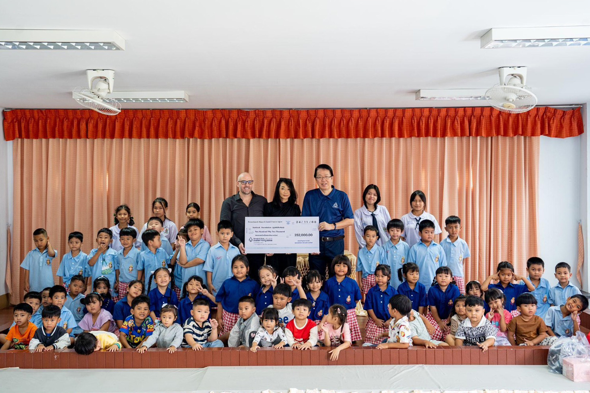 คู่สามี-ภรรยานักการกุศลเยือนไทย มอบ 30 ทุนการศึกษามูลนิธิสันติสุข