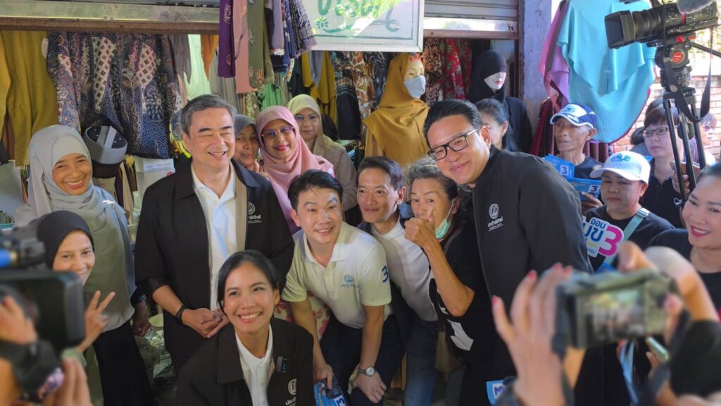 นายอภิสิทธิ์ เวชชาชีวะ