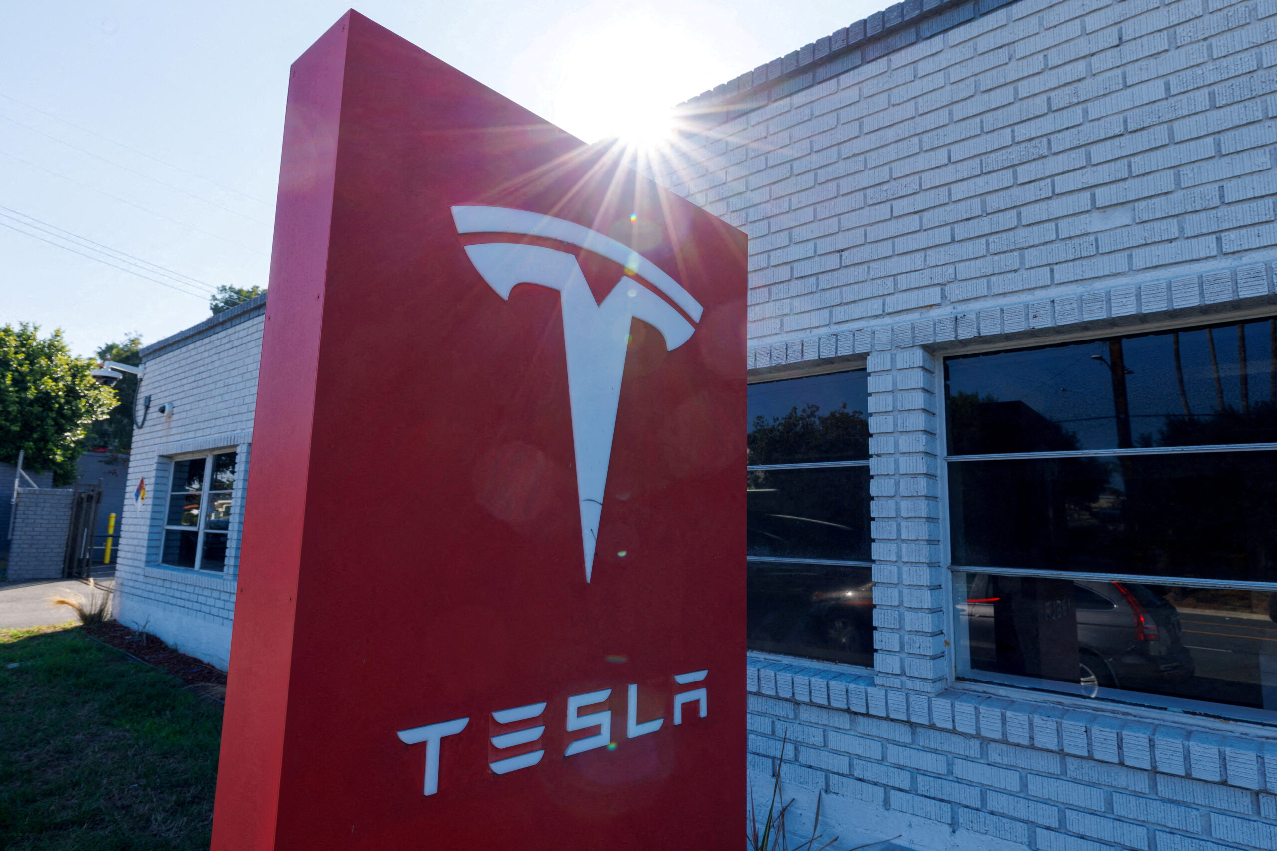 Tesla เสียแชมป์ยอดขายปี 2025 ให้อีวีจีน BYD
