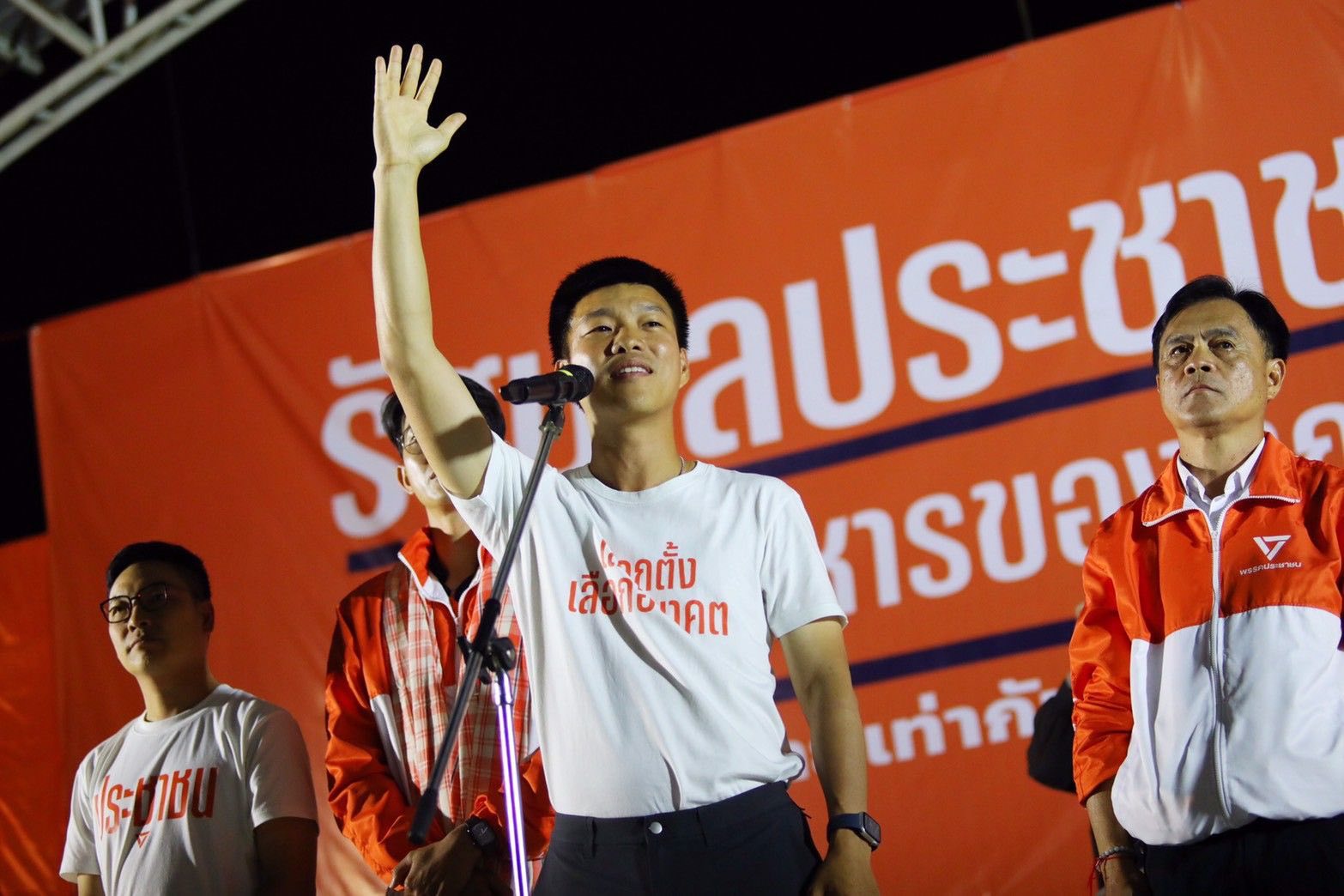 โพลมติชน-เดลินิวส์ ส้มเหนือแดง เชียร์ ‘เท้ง’ นั่งนายกฯ