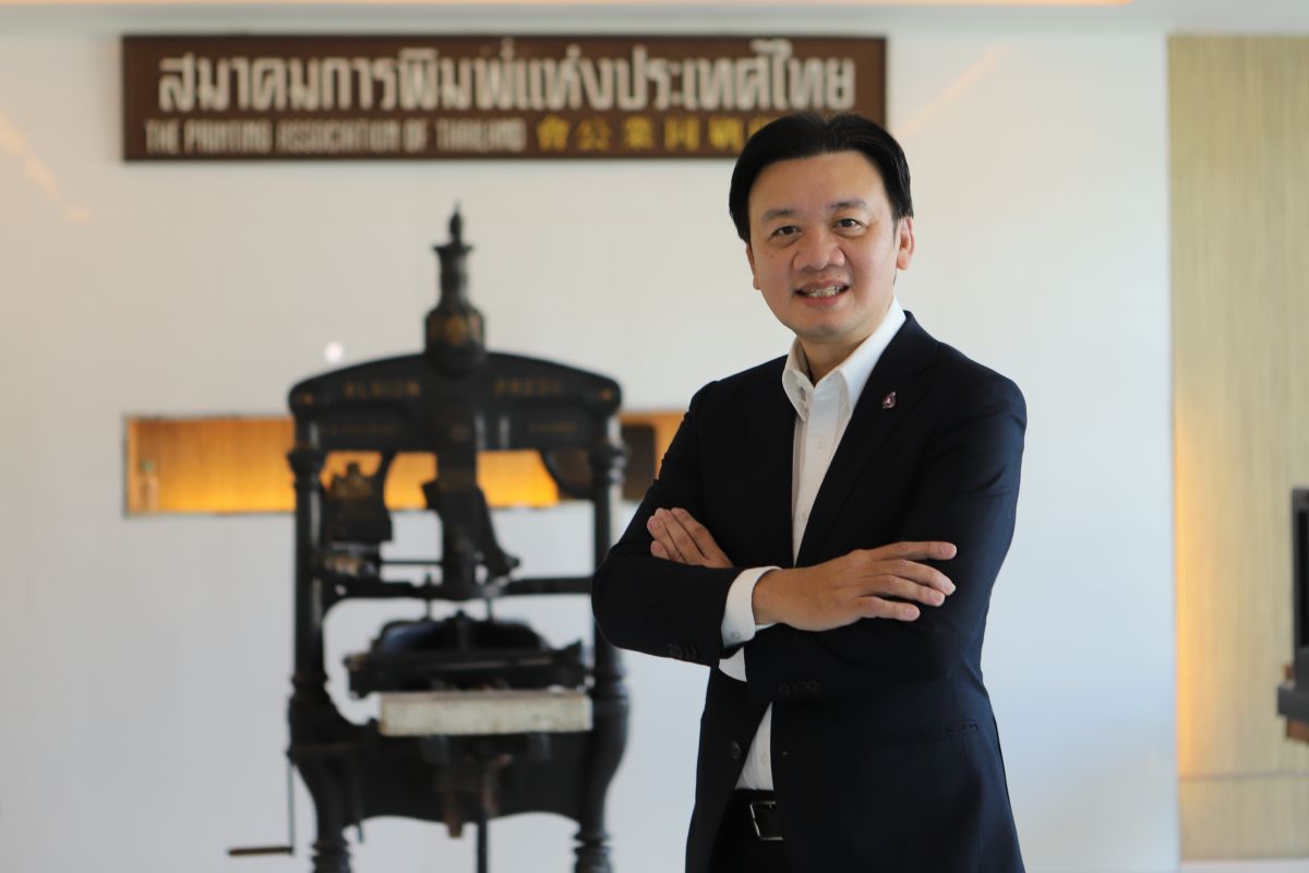 นายพงศ์ธีระ พัฒนพีระเดช นายกสมาคมการพิมพ์ไทย 